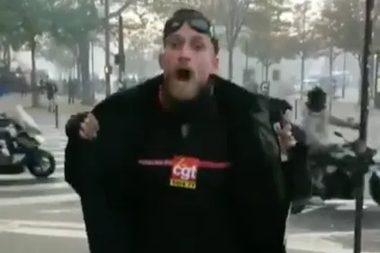 Le pompier de l’Essonne qui a insulté Emmanuel Macron demande sa...