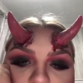 Halloween : elle reste coincée avec des cornes de démon sur le...