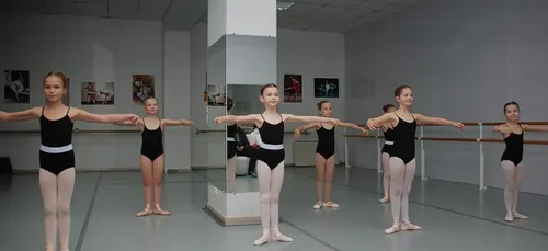 Sa prof l'oblige à faire le grand écart, la fillette devient...