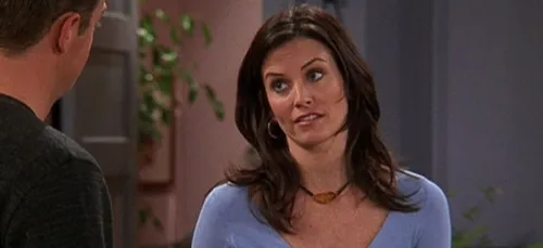 Quand Courteney Cox coupe sa frange en direct sur Internet (vidéo)