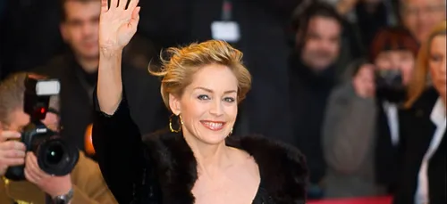 Sharon Stone rejoue une scène emblématique du film Basic Instinct...
