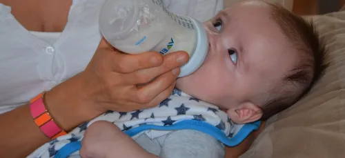 Essonne : un bébé hospitalisé à cause d’un lait en poudre périmé