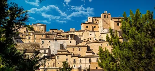 Incroyable mais vrai : un village de Sicile offre des maisons...