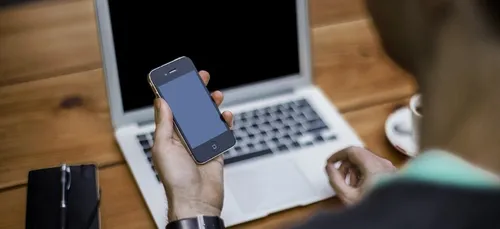 Un homme sauve son épouse d’un viol grâce à son téléphone