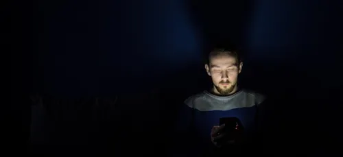 Il perd la vue après être resté sur son téléphone toute la nuit...