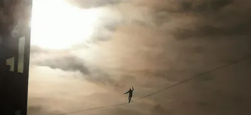 Un funambule marche à 150 mètres du sol entre deux tours de La...