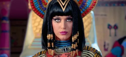Katy Perry surprend ses fans en dévoilant son propre calendrier de...