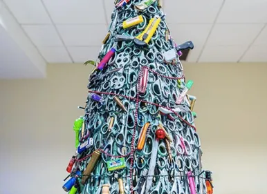 Un aéroport confectionne un sapin avec les objets confisqués aux...