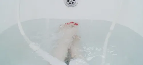 Une ado de 13 ans meurt électrocutée dans son bain probablement à...