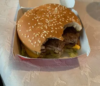 Une cliente découvre son hamburger à-moitié mangé en sortant de...