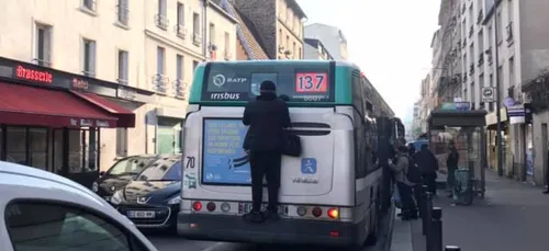 Grève : un homme accroché à l’arrière d’un bus RATP (photo)