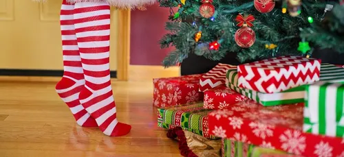 Noël : l’astuce pour envelopper les cadeaux plus facilement (Vidéo)