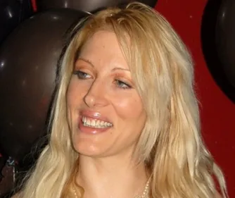 Métamorphosée comme « à la sortie du loft », Loana étonne les...