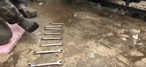 Cet homme joue incroyablement bien « Jingle Bells » avec ses clés à...