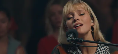 Angèle époustouflante avec sa version en piano-voix du titre...