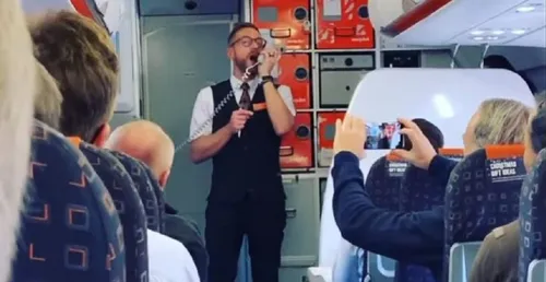 Mariah Carey : un steward fait le buzz dans l’avion avec une...