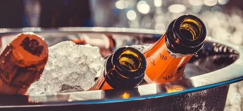 Ivre, il confie sa fille à des inconnus pour le nouvel an, l’oublie...