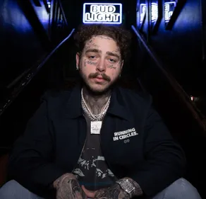 Post Malone effraie ses fans en tombant de la scène en plein...