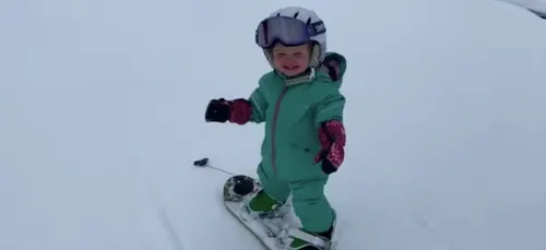 Cette petite fille de 1 an est déjà une pro du snowboard (Vidéo)