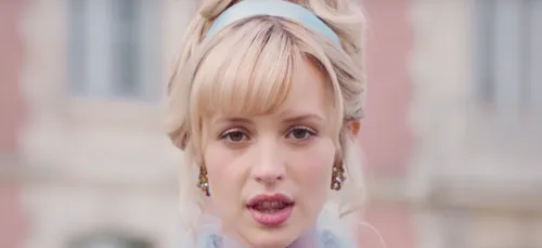 Angèle en couple avec une femme ? Elle se confie sur l’homosexualité