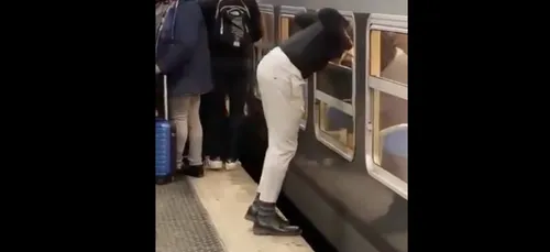 Grèves : la technique de cet homme pour monter dans son RER est...