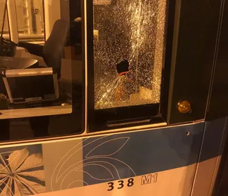 Plusieurs rames de tramways ciblées par des jets de projectiles à...