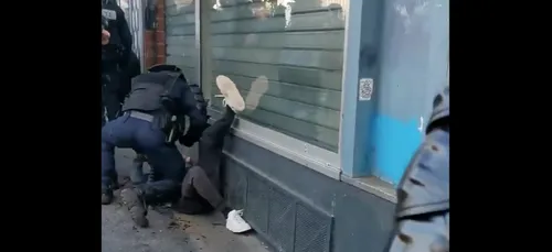 Un manifestant roué de coup par un policier à Paris (vidéo)