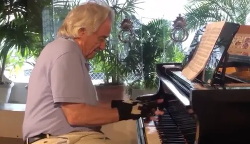 Quand un prodige du piano retrouve l’usage de ses doigts après 20...