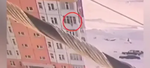 Une femme tombe du 9ème étage, se relève et continue sa route (vidéo)