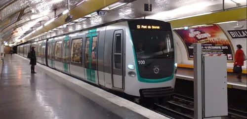 Un homme gifle une femme dans le métro, la vidéo choque internet