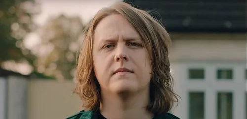 Lewis Capaldi est convaincu que ses places de concert se vendent...