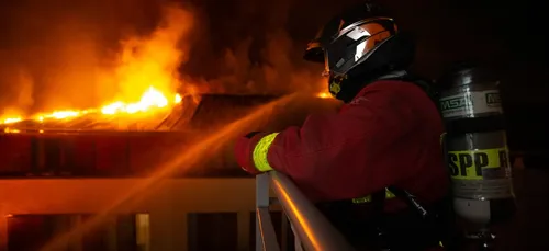 Paris : cinq blessés dont deux graves après un violent incendie...