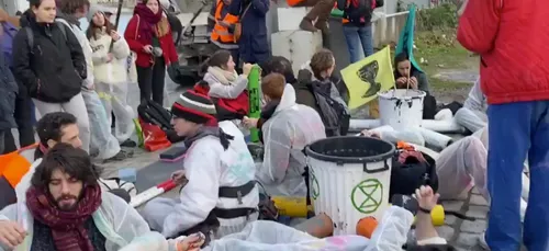 Île-de-France : deux fabricants de béton bloqués par des militants...