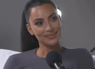Paris : Kim Kardashian et Kanye West filmés dans un fast-food (vidéo)