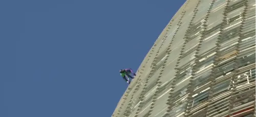 Le "Spider-Man" français escalade un gratte-ciel de 145 mètres et...