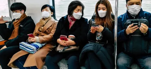 Il asperge de désodorisant un passager asiatique dans le métro par...