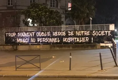 Coronavirus : Les ultras du PSG rendent hommage au personnel soignant