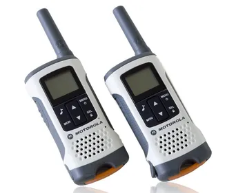 Un papa envoie par drone un talkie-walkie à la copine de sa fille...