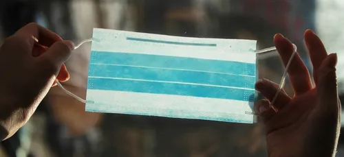 La police saisit un millier de masques vendus 10€ pièce par une...