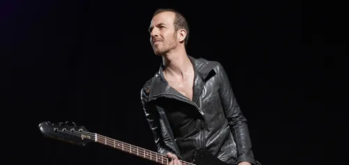 Confinement : Calogero dévoile une chanson au profit du personnel...