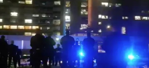 Coronavirus : des policiers applaudissent le personnel soignant de...