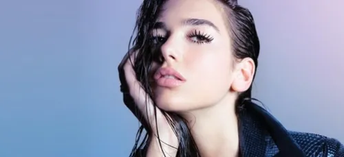 Dua Lipa annonce en larmes que la sortie de son nouvel album est...
