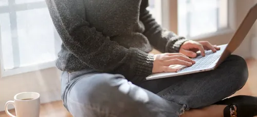 Télétravail : en réunion, elle va aux toilettes et laisse sa caméra...