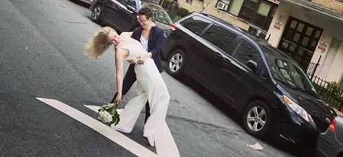 Un couple se marie en pleine rue pendant le confinement (vidéo)