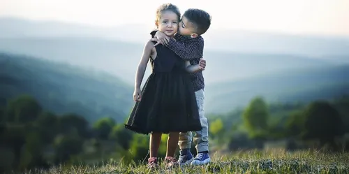 Coronavirus : la bise va-t-elle survivre après le confinement ?