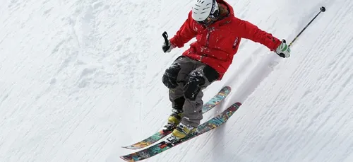 En plein confinement, il livre du gel et des masques à ski