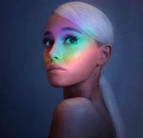 Ariana Grande profite du confinement pour se montrer au naturel et...