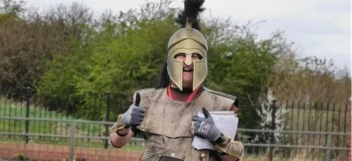 Coronavirus : ce facteur se déguise pour distribuer le courrier et...