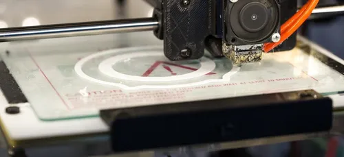 Ils fabriquent des visières pour les soignants sur leurs...