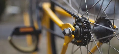 Ils réparent gracieusement les vélos des soignants